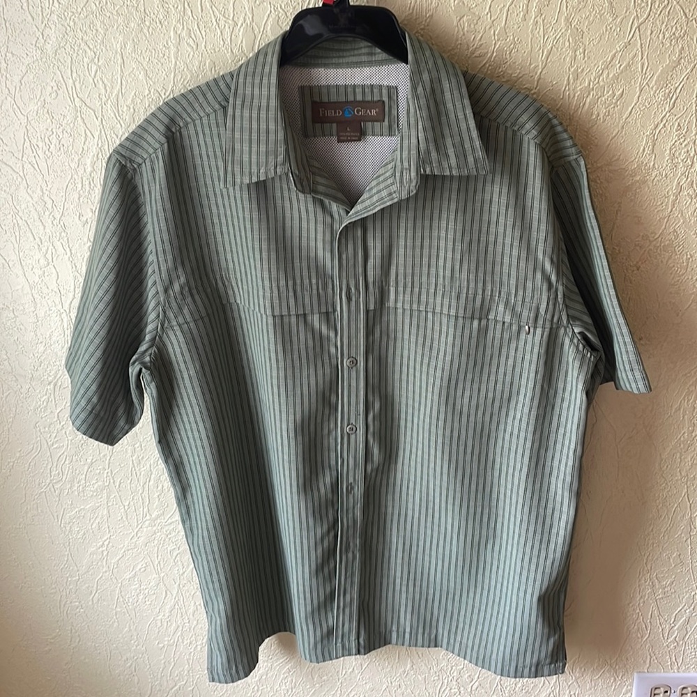 “Field Gear” green button up. Men’s Large